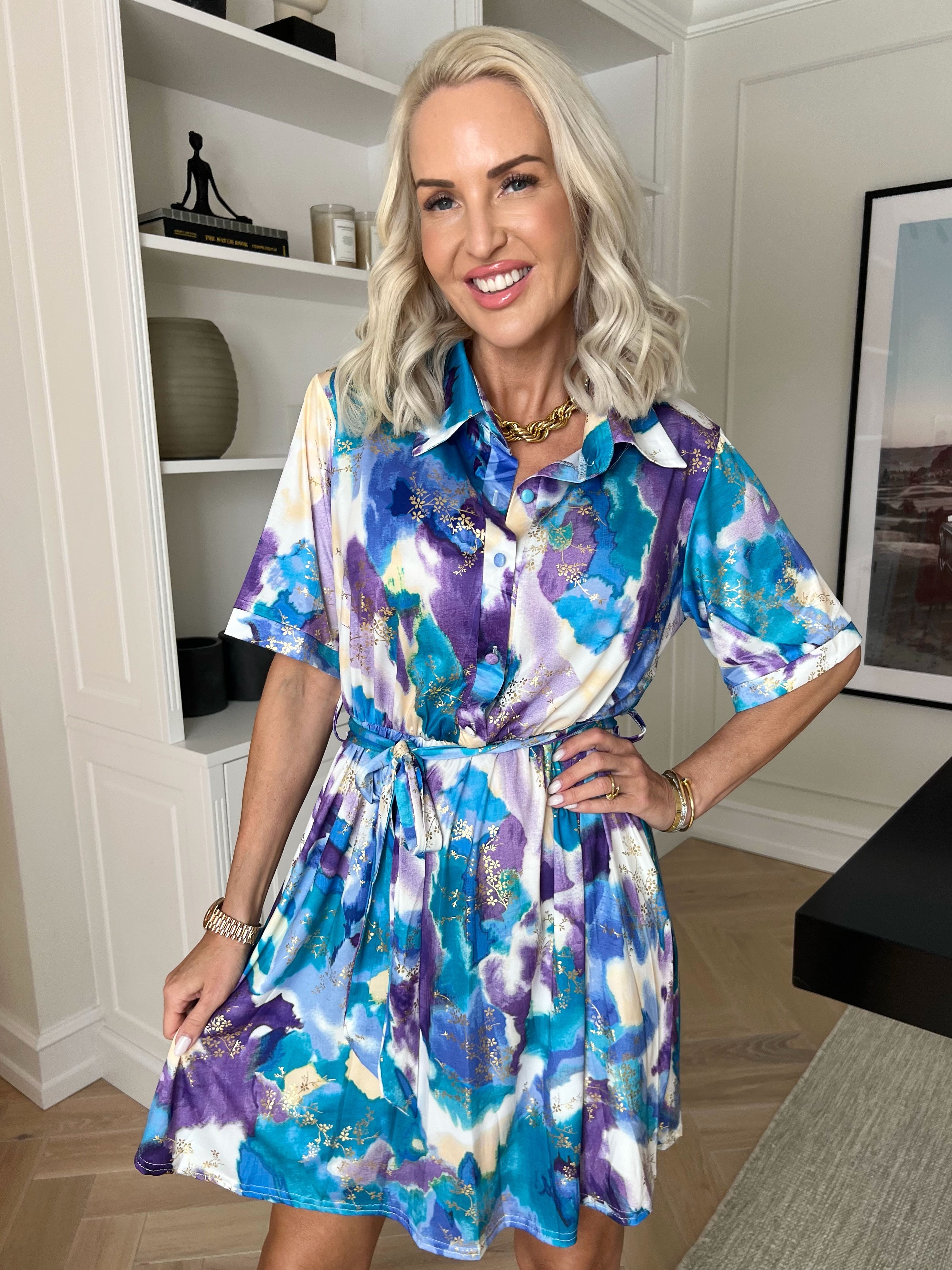 Cornelia - Elastisk kjole med skjortekrave og guldblade